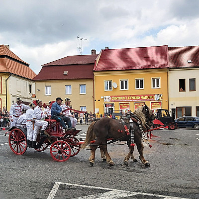 historicke přilby a povoz
