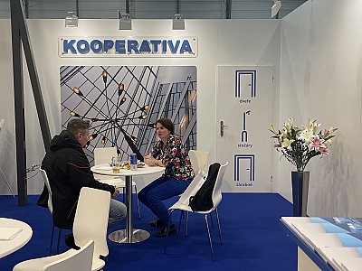 Ing. Melounová na jednání na stánku Kooperativy na veletrhu Amper 2024