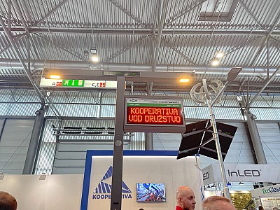 peronní stožár + stožár s větrnou elektrárnou