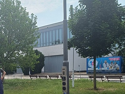 Osvětlovací stožár s integrovanou dobíječkou
