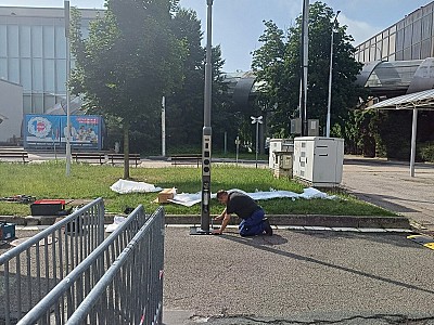 Instalace osvětlovacího a dobíjecího stožáru na veletrhu URBIS