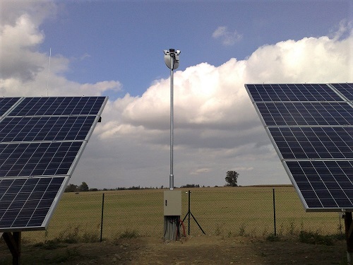 Kamerový stožár u solární elektrárny